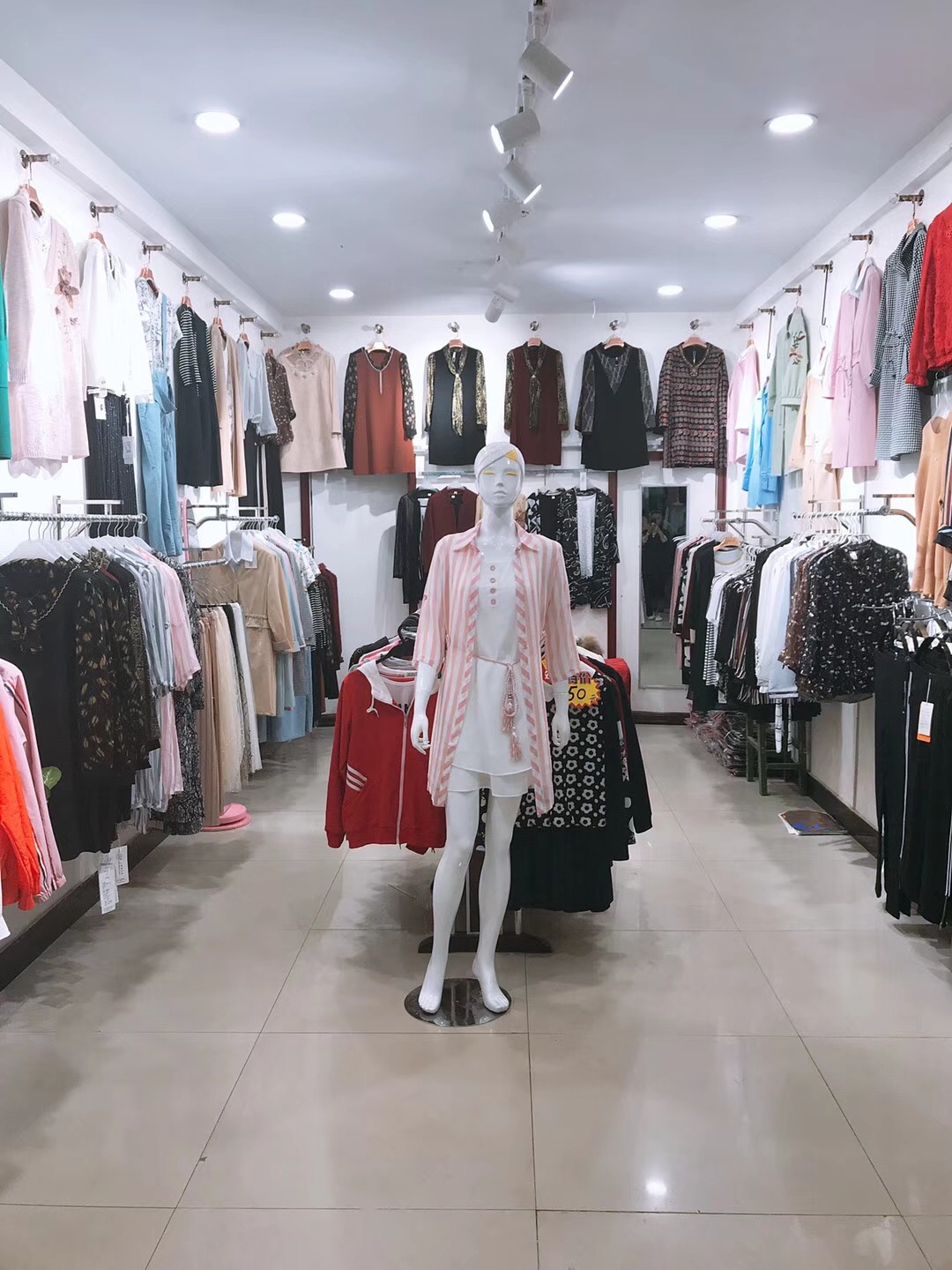 原創(chuàng)服裝店內(nèi)部大廳與更衣室海報(bào)矢量圖 版權(quán)可商用，助力服裝服飾零售